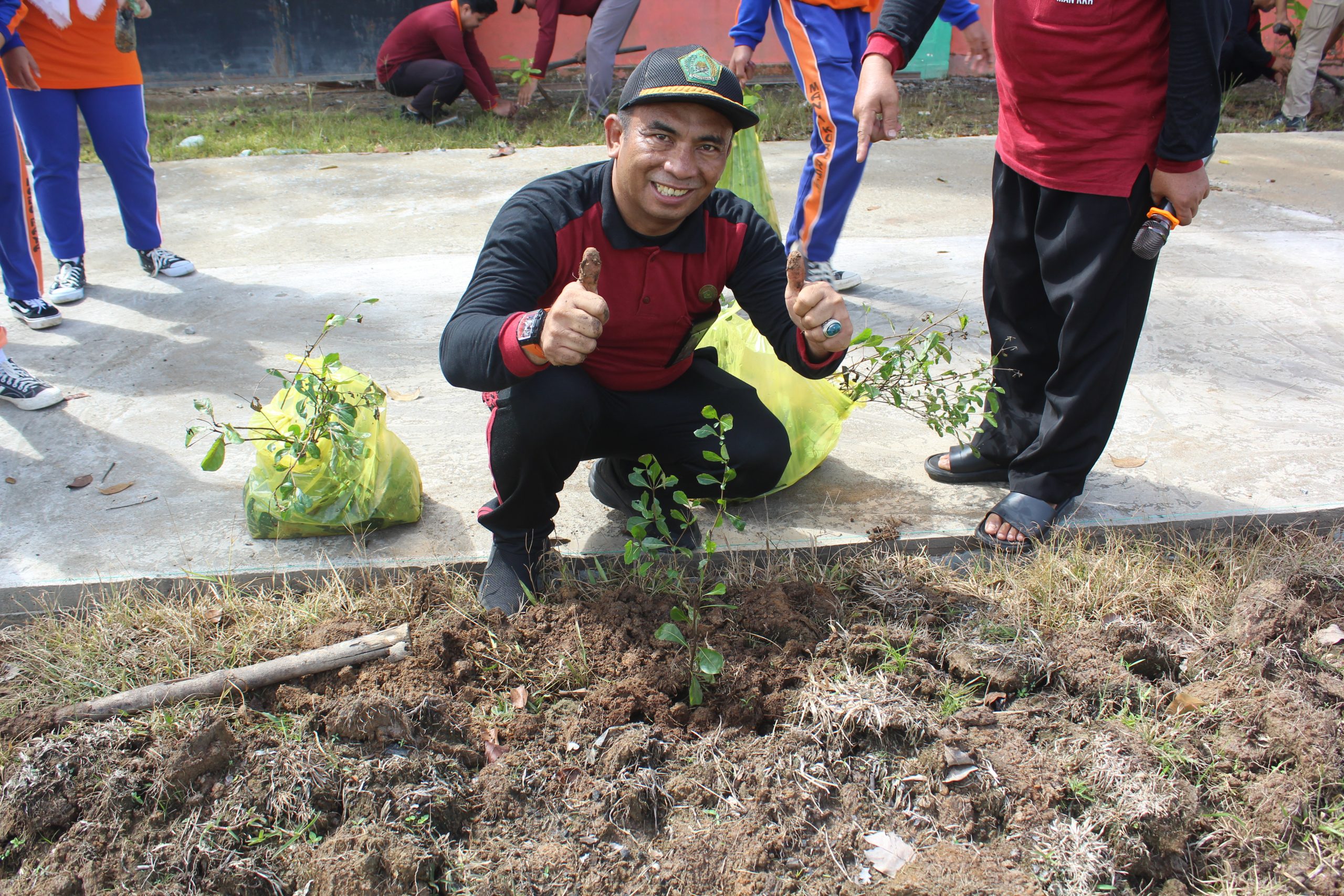 Gerakan Menanam 1000 Pohon di MAN 1 Kubu Raya