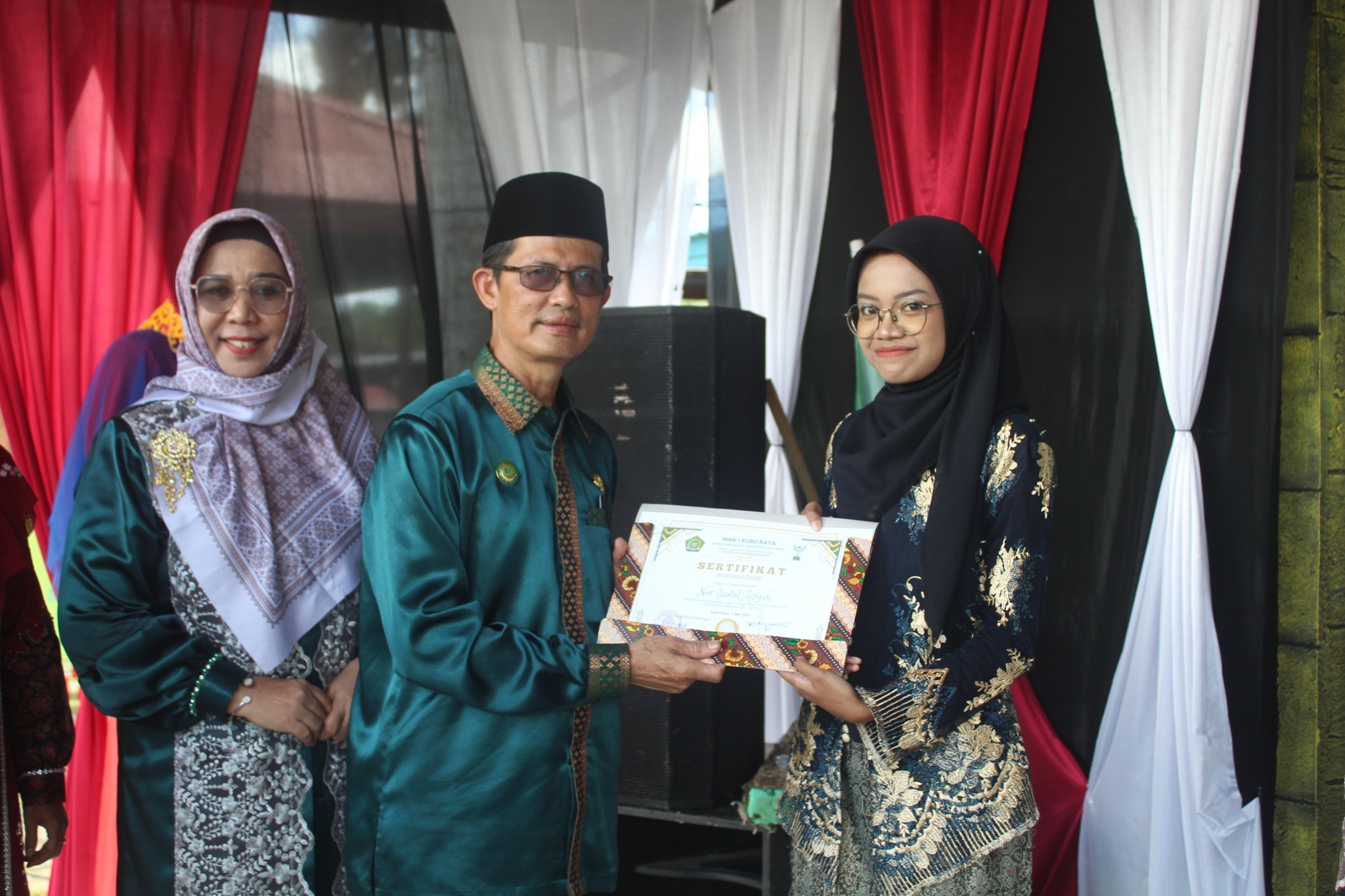 Pelepasan Siswa Kelas XII MAN 1 Kubu Raya, Kakan Kemenag Kubu Raya Ajak MAN 1 Kubu Raya Terus Berkolaborasi dan Bersinergi