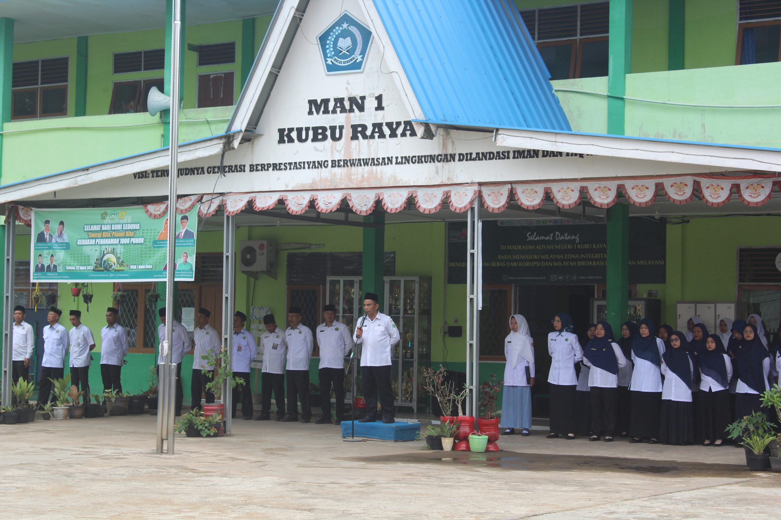 Hari Pertama Masuk, MAN 1 Kubu Raya Gelar Upacara dan Bangkitkan Semangat Baru