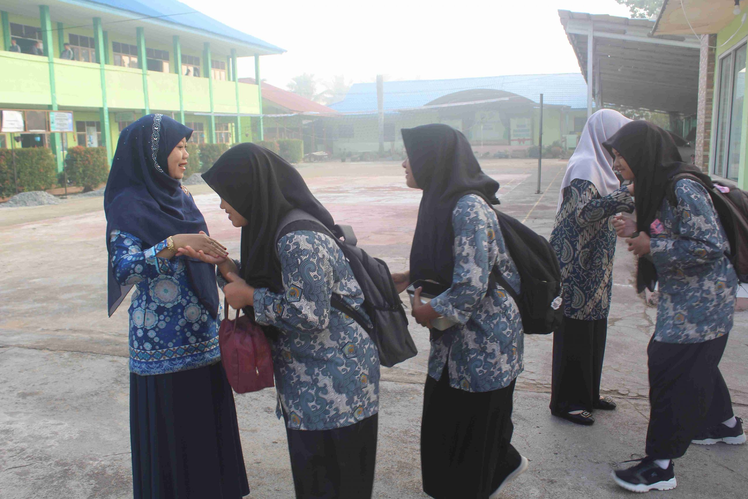 Pembiasaan Positif di MAN 1 Kubu Raya Wujudkan Madrasah yang Disiplin, Religius, dan Peduli Lingkungan