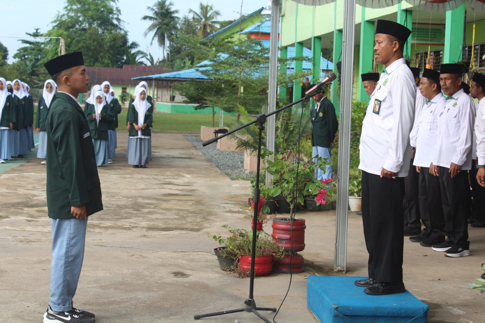 Upacara Bendera di MAN 1 Kubu Raya Tekankan Disiplin dan Kepedulian Lingkungan