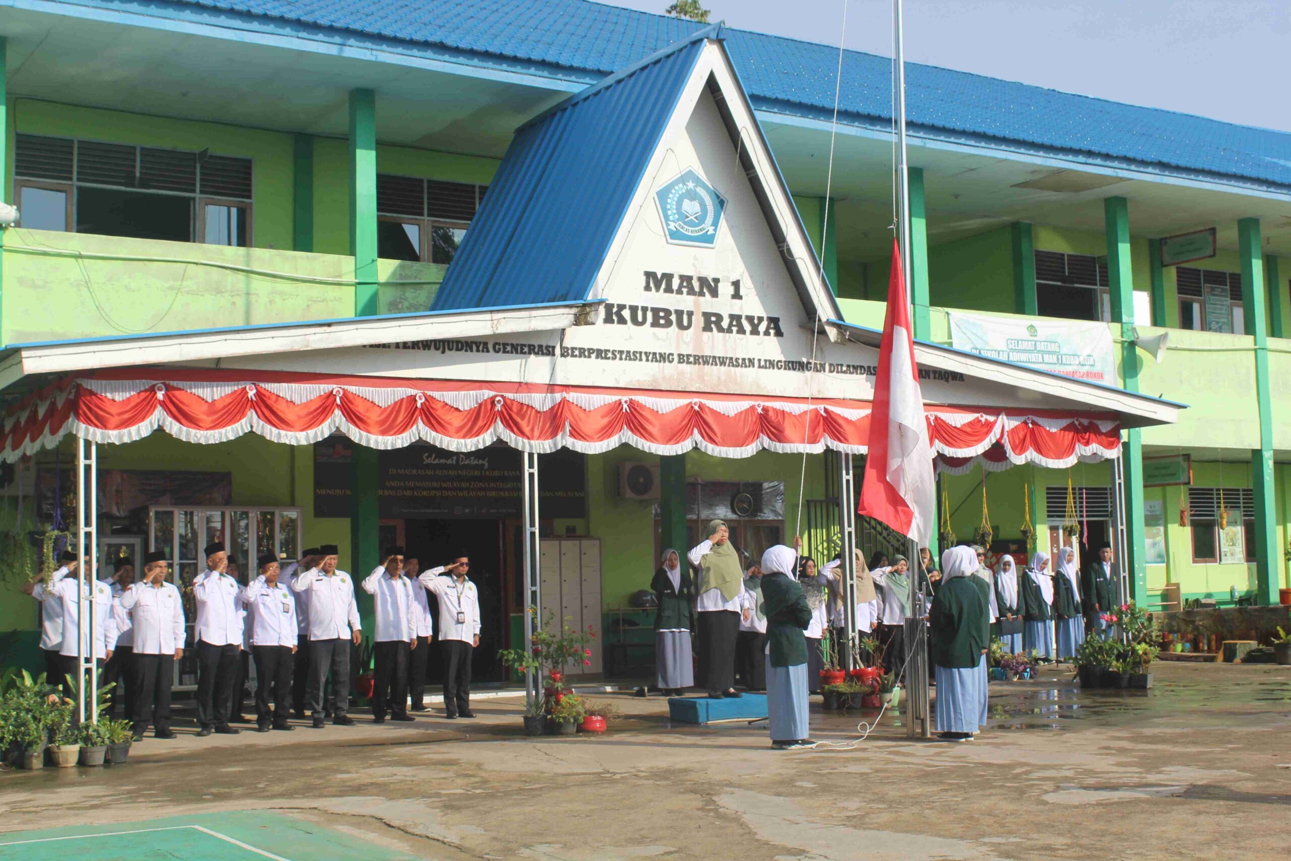 Disiplin dan Manajemen Waktu Jadi Pesan Utama Upacara Senin di MAN 1 Kubu Raya