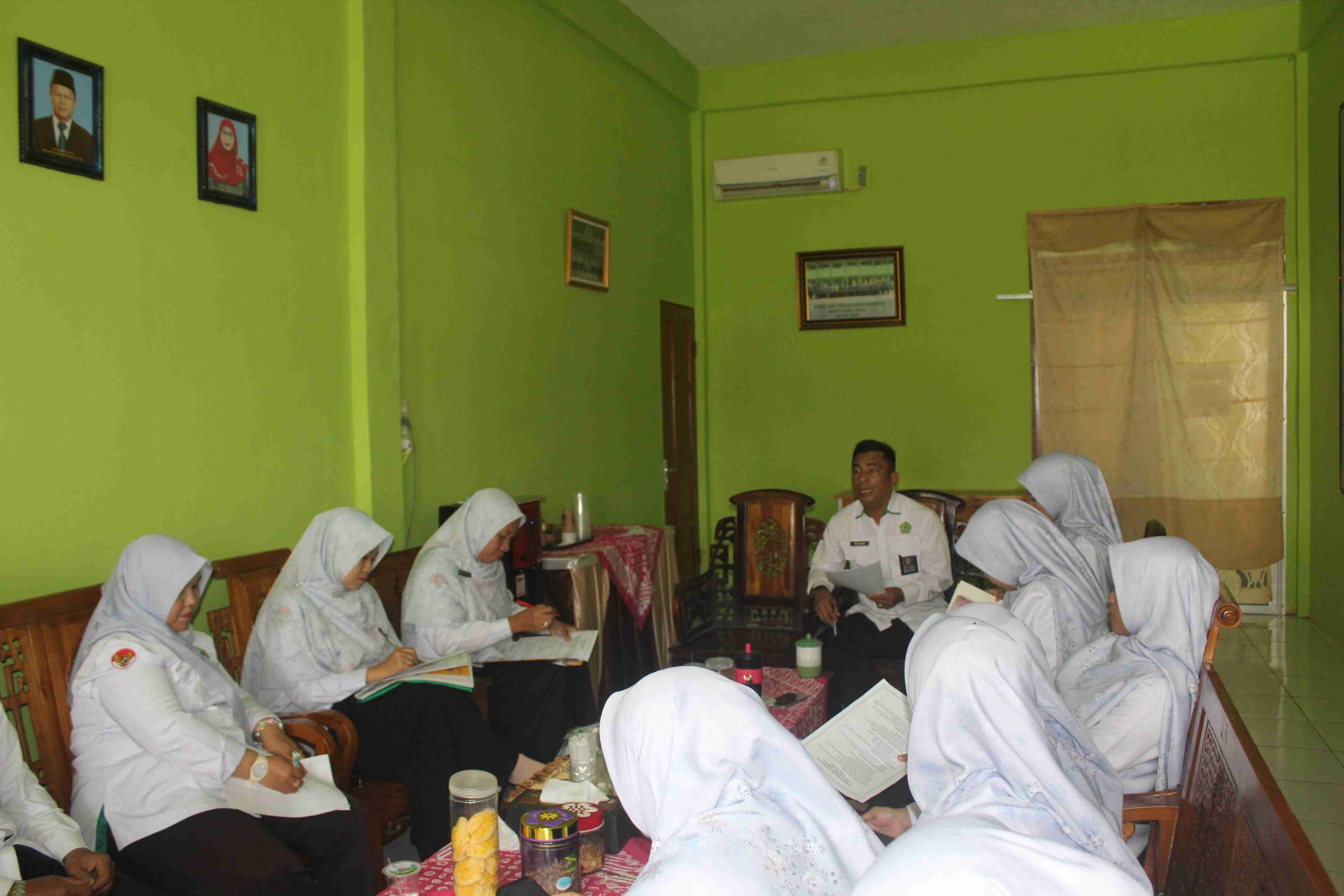 Wali Kelas MAN 1 Kubu Raya Ikuti Pembinaan untuk Tingkatkan Kinerja dan Tanggung Jawab Kelas