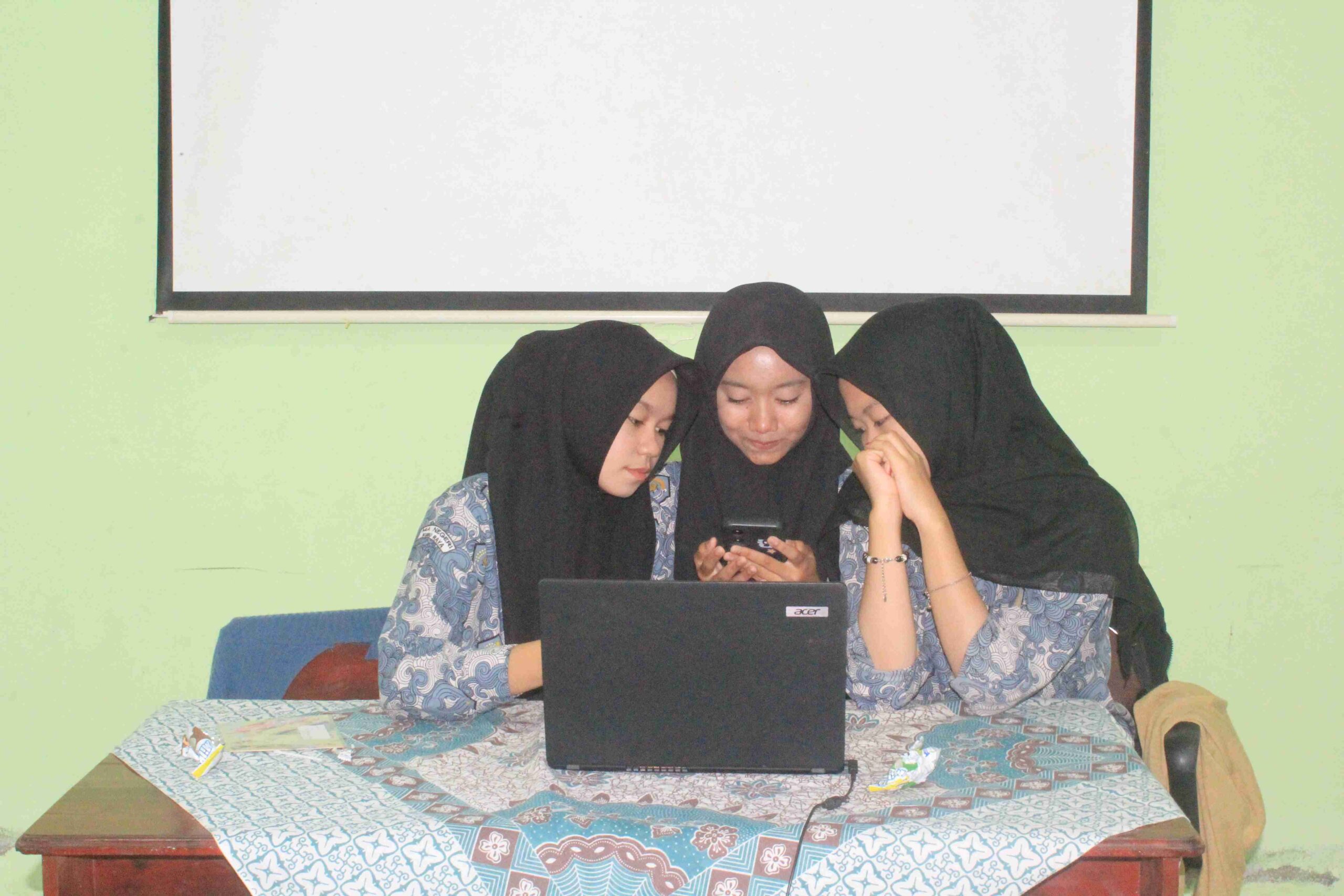 Tim Lomba Cerdas Cermat MAN 1 Kubu Raya Melaju ke Babak Final Regional ISFO 2025